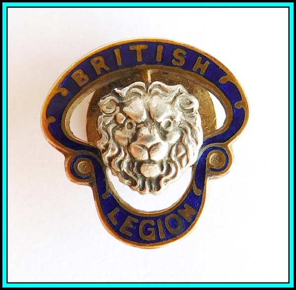 MAXI - Copia de WWII R.A.F. (Royal Air Force) ORIGINAL Brass Cap Badge - Complete