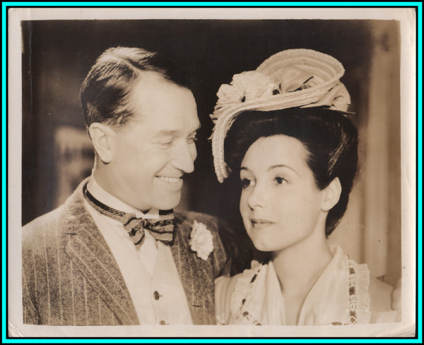 MARCELLE DERRIEN & MAURICE CHEVALIER in "Man About Town" - Original Vintage Photo - 1947