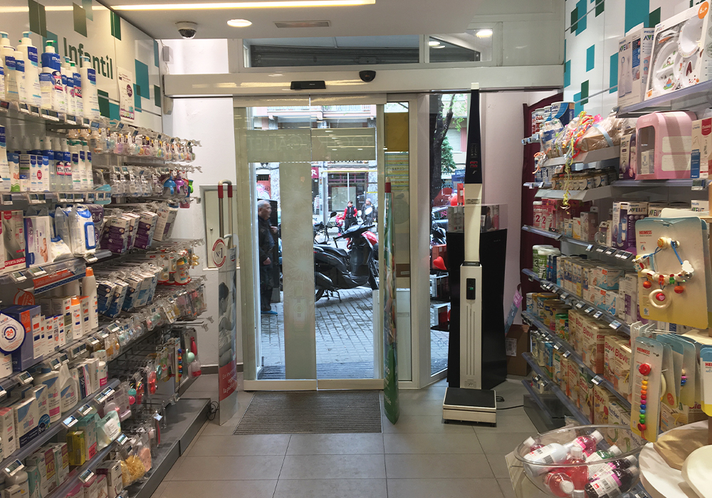 Entrada de la Farmacia Forés en Horta-Guinardó, Barcelona
