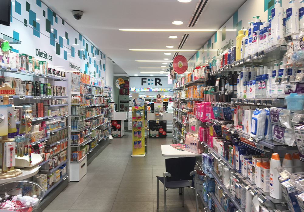 Interior de la Farmacia Forés en Horta-Guinardó, Barcelona