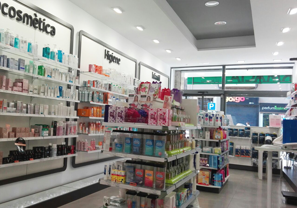 Interior de la Farmacia Huguet en Hospitalet de Llobregat, Barcelona