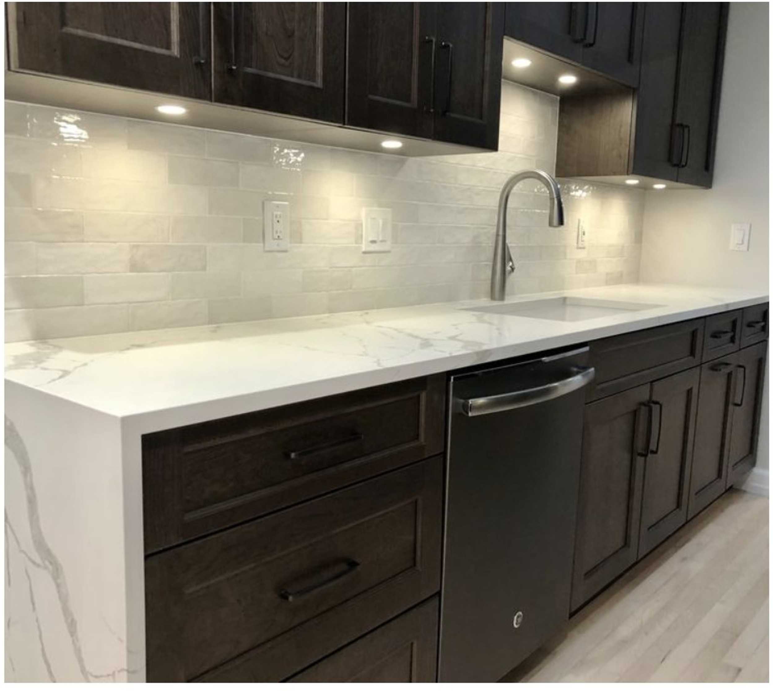 Trinity White Gloss 2.6"x7.9" Ceramic Tiles on Backsplash