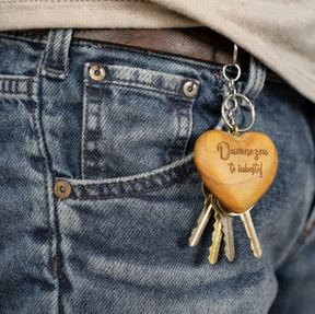 Breloc lemn: Dumnezeu Te Iubeste! (Inima) - 01 stephanus.ro