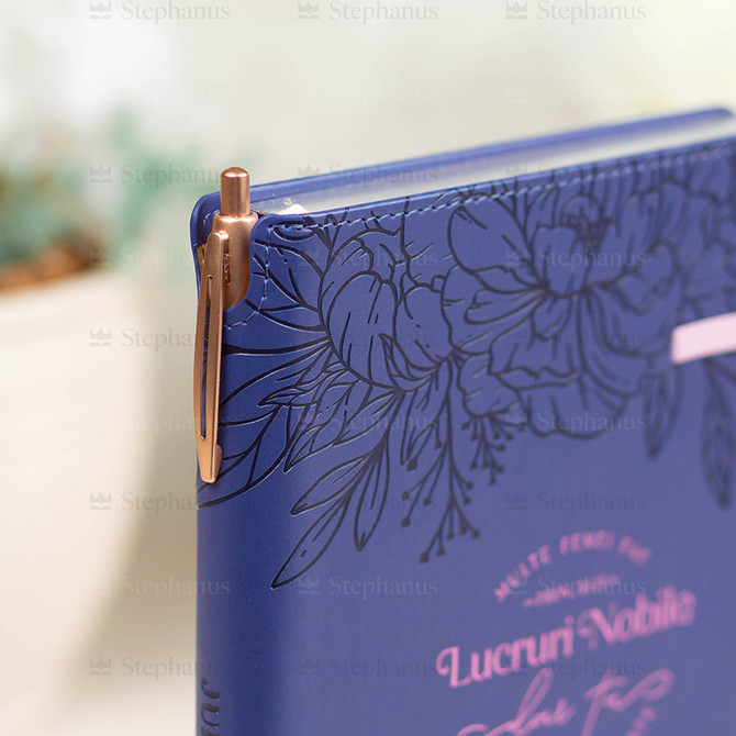 Jurnal cu elastic si suport de pix: Multe femei fac lucruri nobile dar tu le intreci pe toate 05 - stephanus.ro