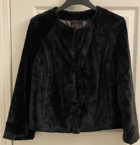 Waist length faux fur jacket. (Closed)