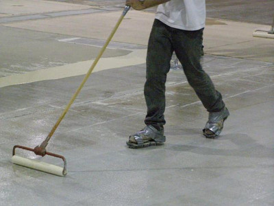 How to Prevent Dusting In a Storage Room Using a Floor Sealer
