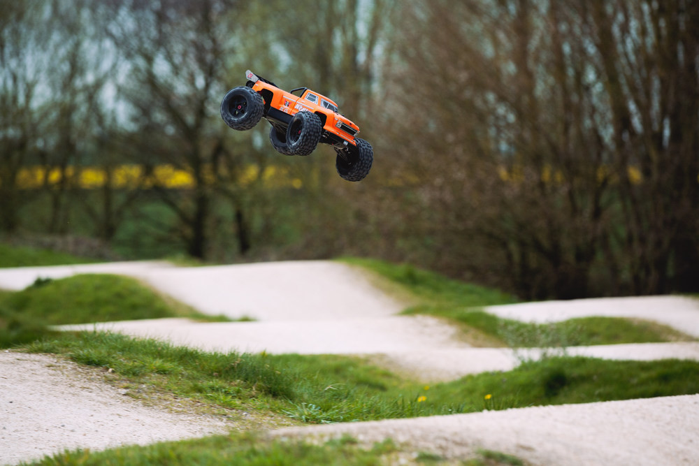 ARRMA OUTCAST 4WD STUNT TRUCK, 6S BLX (ORANGE)