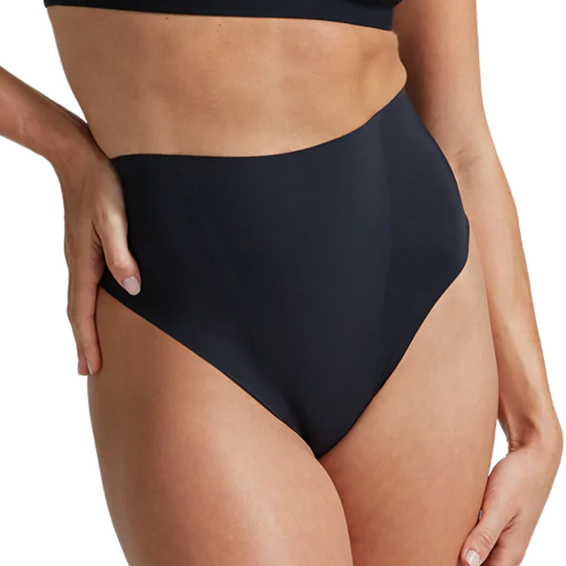 Zone Smoothing Thong in Black