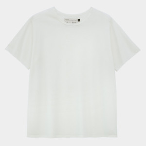 Regular tshirt with fine seaming and raw edge sleeves, enhanced by Tan-Through™ technology. Specs: cool on skin, seamless tan, chemical-less UV protection. Fabric knit in Germany. Product made in Portugal.