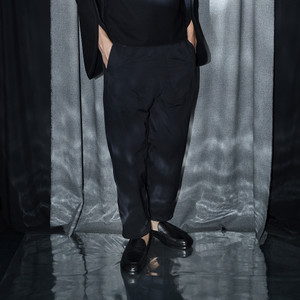 Lightweight, low-maintenance, loose fit, cropped pants enhanced by Amni® Soul Eco technology. This innovative material is one of the rare synthetics that biodegrades in landfill conditions. Fabric woven in Spain. Product made in Portugal.
