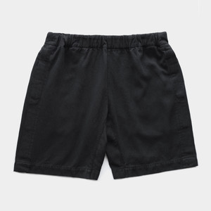 senscommon per-piece dye shorts with side-pleat. Eco-friendly Tencel™ lyocell, soft as velvet and garment dyed on demand.