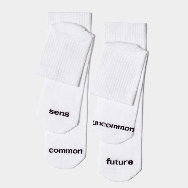 The senscommon Tencel™ socks. Wood pulp fiber knit not only repels moisture and, thus, prevents odor, but also offers a soft, silk-like feel.
