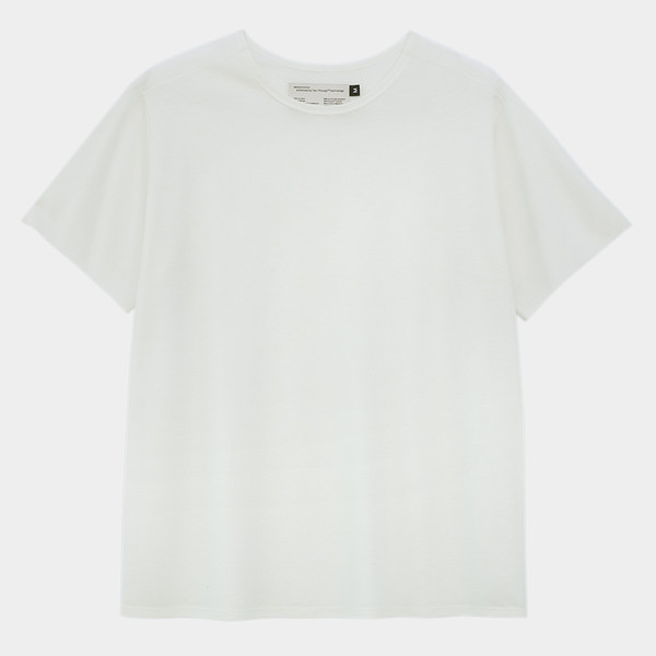 Regular tshirt with fine seaming and raw edge sleeves, enhanced by Tan-Through™ technology. Specs: cool on skin, seamless tan, chemical-less UV protection. Fabric knit in Germany. Product made in Portugal.