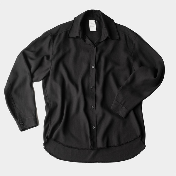 senscommon per-piece dye piqué shirt with corozo buttons. Eco-friendly, must-touch and garment dyed long-sleeve shirt in the softest of Tencel™.