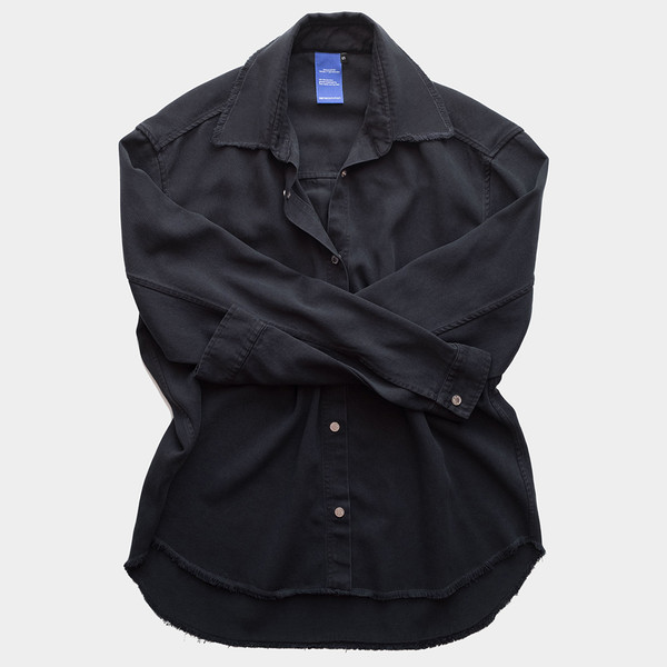 senscommon per-piece dye twill overshirt. Eco-friendly, must-touch and garment dyed long-sleeve shirt in the softest of Tencel™ lyocell fibers. Made in Portugal
