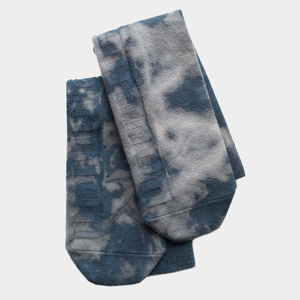 The senscommon Tencel™ socks. Wood pulp fiber knit not only repels moisture and, thus, prevents odor, but also offers a soft, silk-like feel.