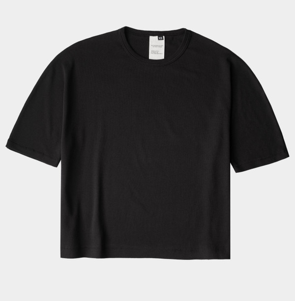 senscommon seamless, cropped tshirt. Must-touch, reliable comfort basic with seamless shoulder to sleeve made of factory dead-stock rib cotton jersey.