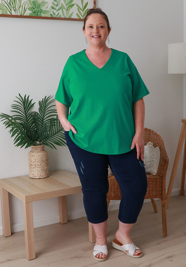 Plus Size Cotton V Neck Curved Hem Tee In Emerald