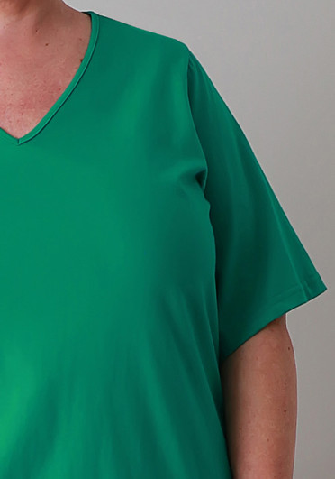Plus Size Cotton V Neck Curved Hem Tee In Emerald