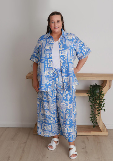 Plus Size Short Sleeve Button Up Shirt In Blue Islander Print