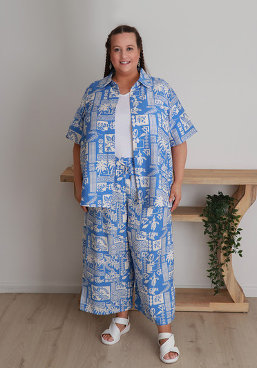 Plus Size Short Sleeve Button Up Shirt In Blue Islander Print