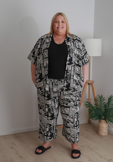 Plus Size Short Sleeve Button Up Shirt In Black Islander Print
