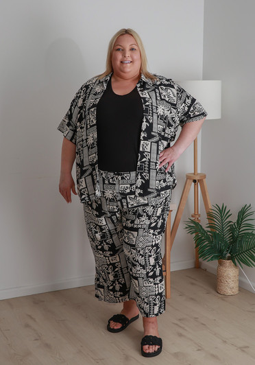 Plus Size Short Sleeve Button Up Shirt In Black Islander Print