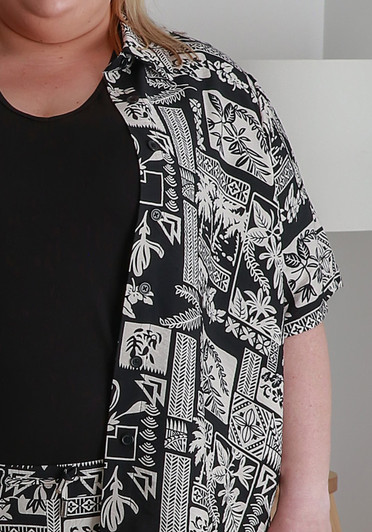 Plus Size Short Sleeve Button Up Shirt In Black Islander Print