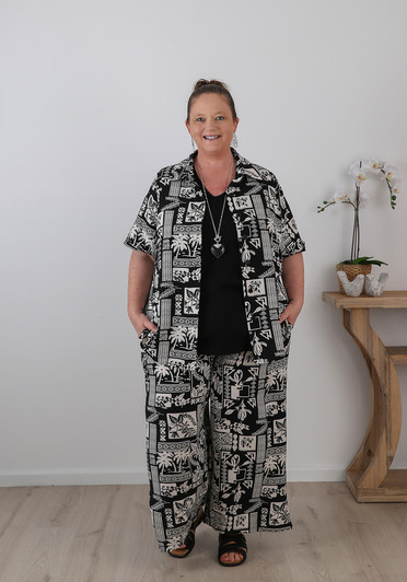 Plus Size Short Sleeve Shirt In Black Islander Print 