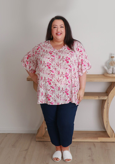 Plus Size Easy Wear V Neck Top In Pink Floral