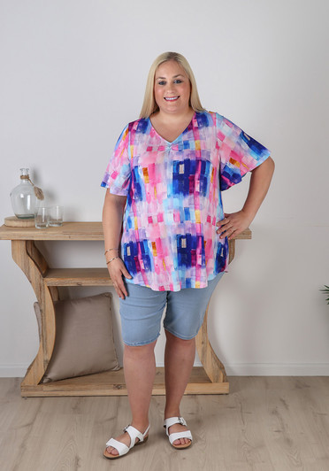 Plus Size Pinched V Neck Top In Geometric Wash