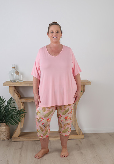 Plus Size Capri And Tee Pyjama Set In Pink Galahs And Waratahs