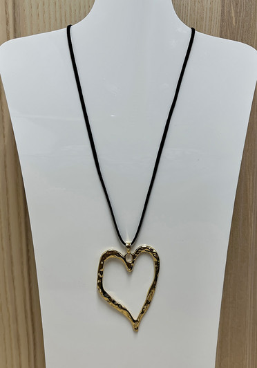 Hammered Metallic Heart Pendant Necklace In Gold