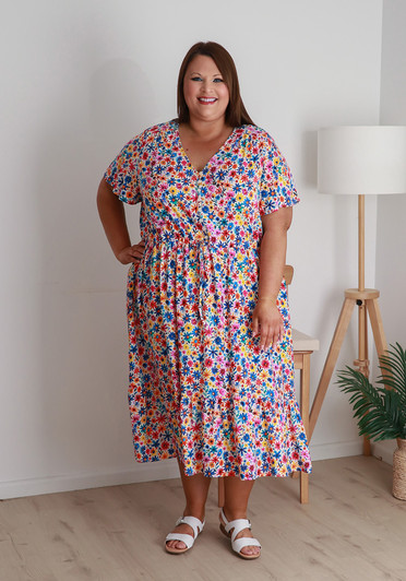 Plus Size Tie Waist Dress In Bright Daisies