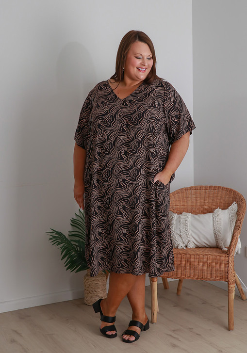 Plus Size Easy Days Short Sleeve Dress In Black Contour Print