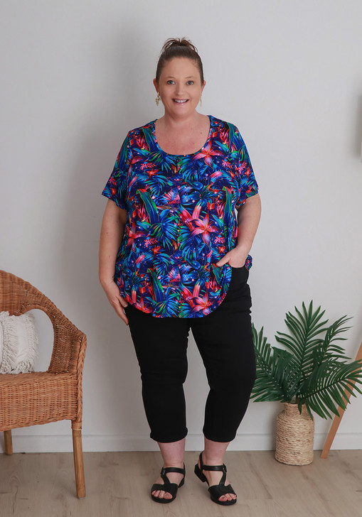 Plus Size Stretch Round Neck Top In Twinkling Tropics