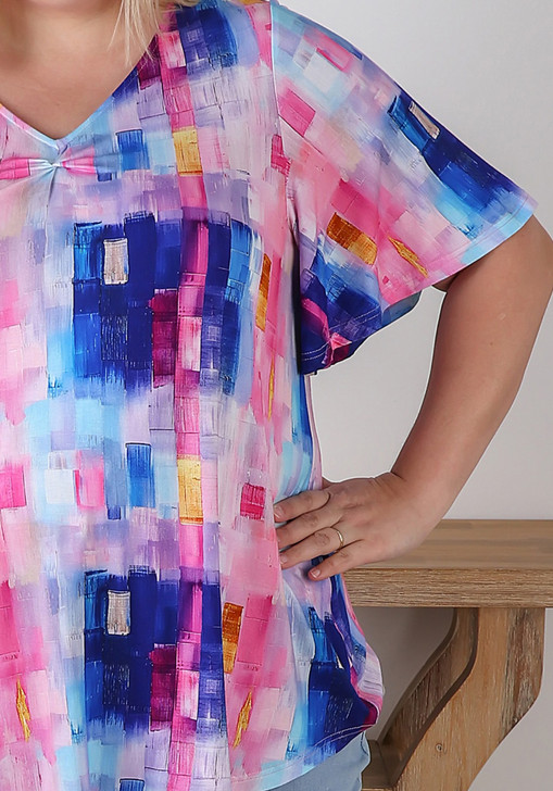 Plus Size Pinched V Neck Top In Geometric Wash