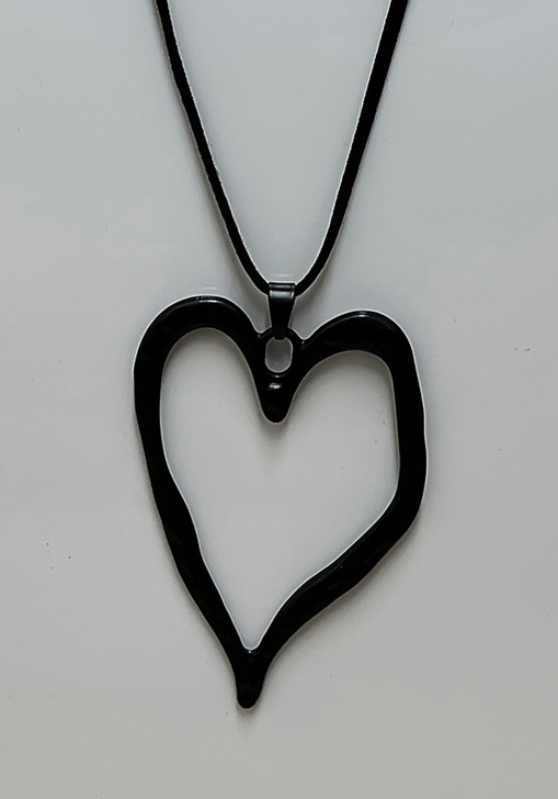 Hammered Metallic Heart Pendant Necklace In Black 