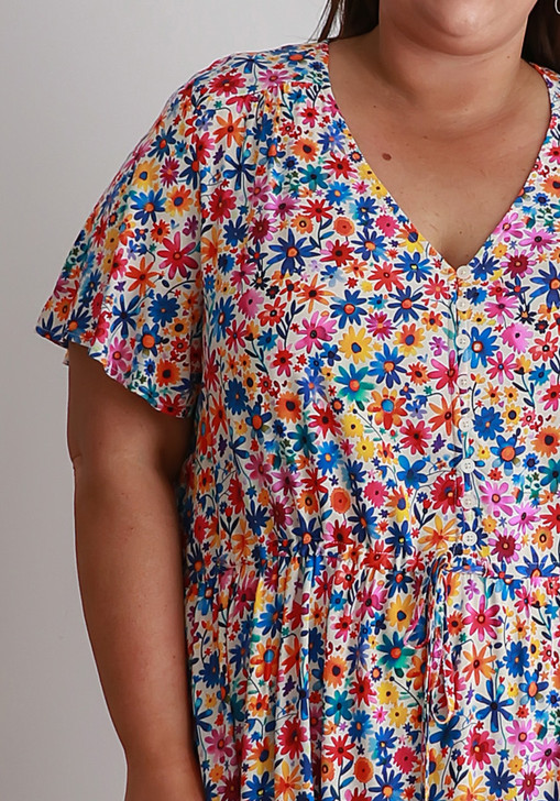 Plus Size Tie Waist Dress In Bright Daisies