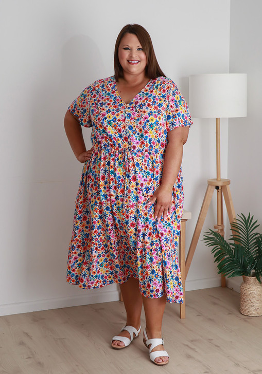 Plus Size Tie Waist Dress In Bright Daisies