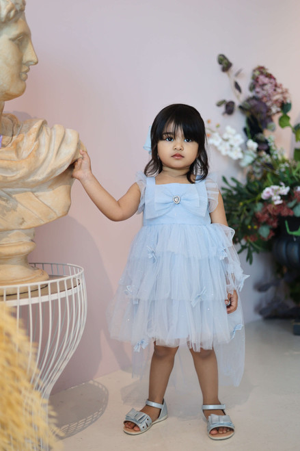 model wearing blue dress front