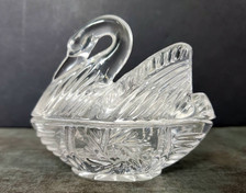 Beautiful glass swan-shaped box with a lid, ideal for storing wedding favors and enhancing your special day. Beautiful glass swan-shaped box with a lid, ideal for storing wedding favors and enhancing your special day.