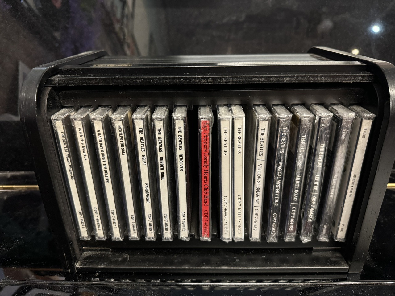 The Beatles レコードボックス 未開封と盾とプレート５枚 コレクターズアイテムThe Beatles未使用新品&限定生産アナログ