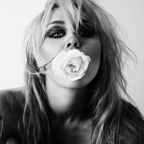 Miley Cyrus - Bass Persuades (Indie Exclusive Apple Red Vinyl)