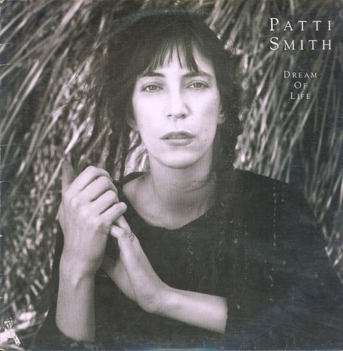 Patti Smith – Dream Of Life (LP used Canada 1988 VG+/VG+)