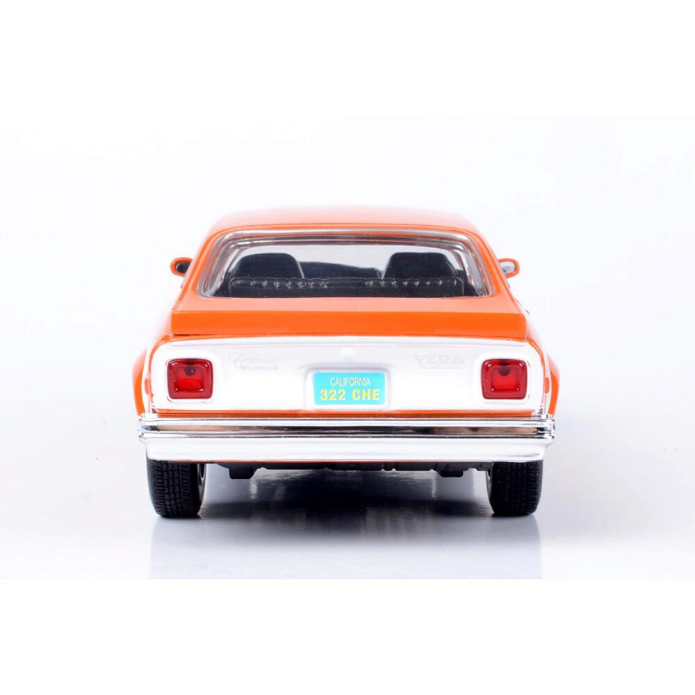 Chevrolet Vega GT 1974 – Modello Motormax 1/24, Serie Forgotten Classics, Arancione Metallizzato