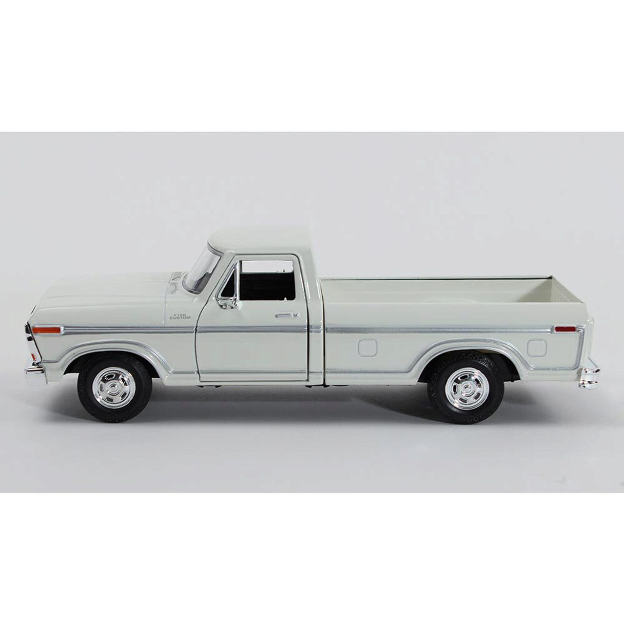 1979 Ford F-150 Custom White Diecast Model Truck | Motormax