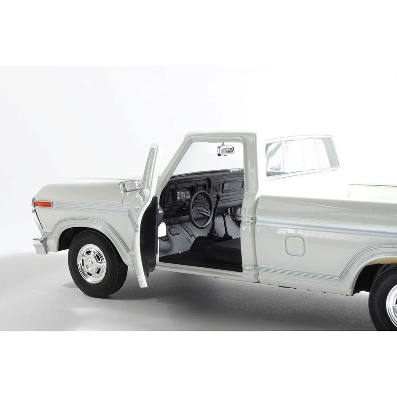 1979 Ford F-150 Custom White Diecast Model Truck | Motormax