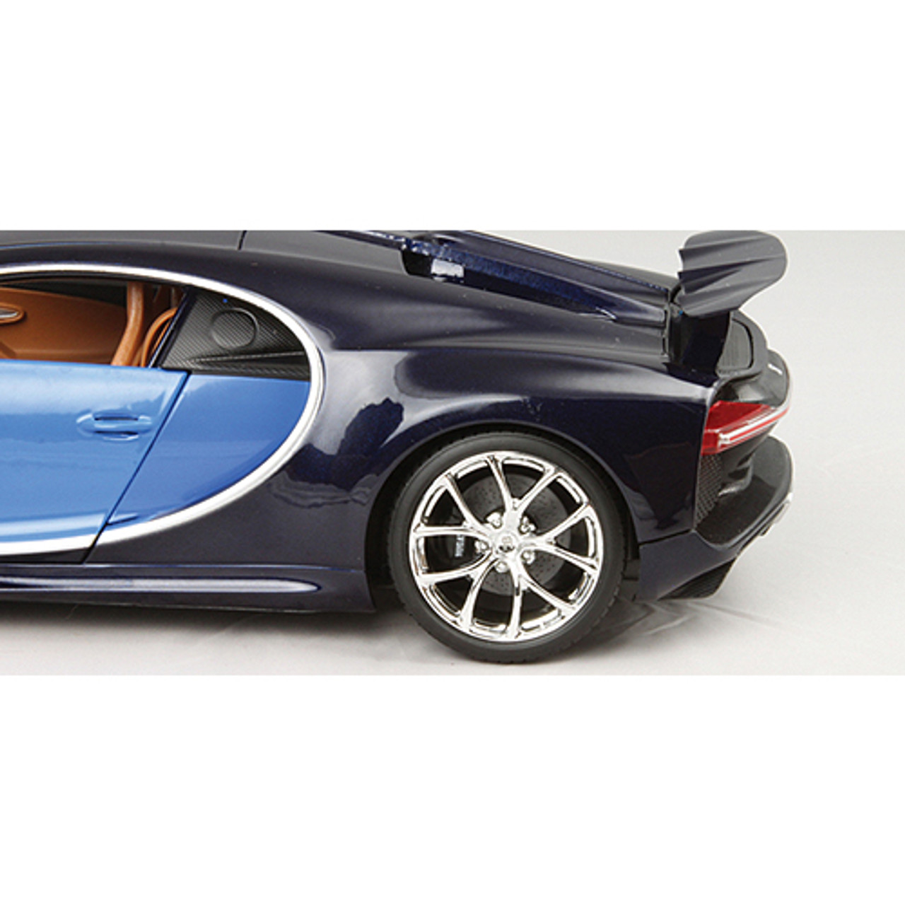 Bugatti Chiron Supercar - blue 1:18 Scale Diecast Model by Bburago