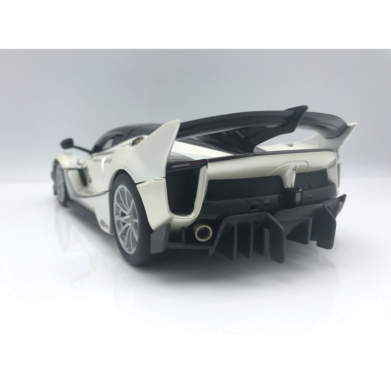 Ferrari FXX-K Evo 1:18 White Diecast Model Car | Bburago